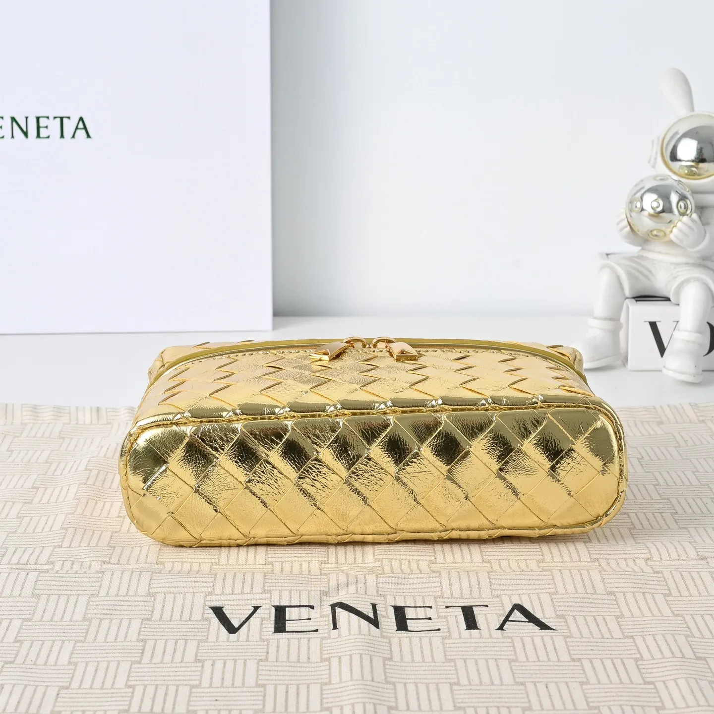 Batch 1360 #BV New Vanity Case Rope Cosmetic Bag, 🎈The metallic luster is super eye-catching, and it has a perfect sense of holiday atmosphere✨✨It adopts the brand’s most classic cowhide weaving, with two-way zipper opening and closing, the overall style is retro and elegant, the top handle can be adjusted, the shoulder strap can be adjusted at will, the hand-held elegant temperament, the cross-body casual and casual, unlocking various concave shape scenes🎬 Model: 9109 Dimensions: 22x12.5x5